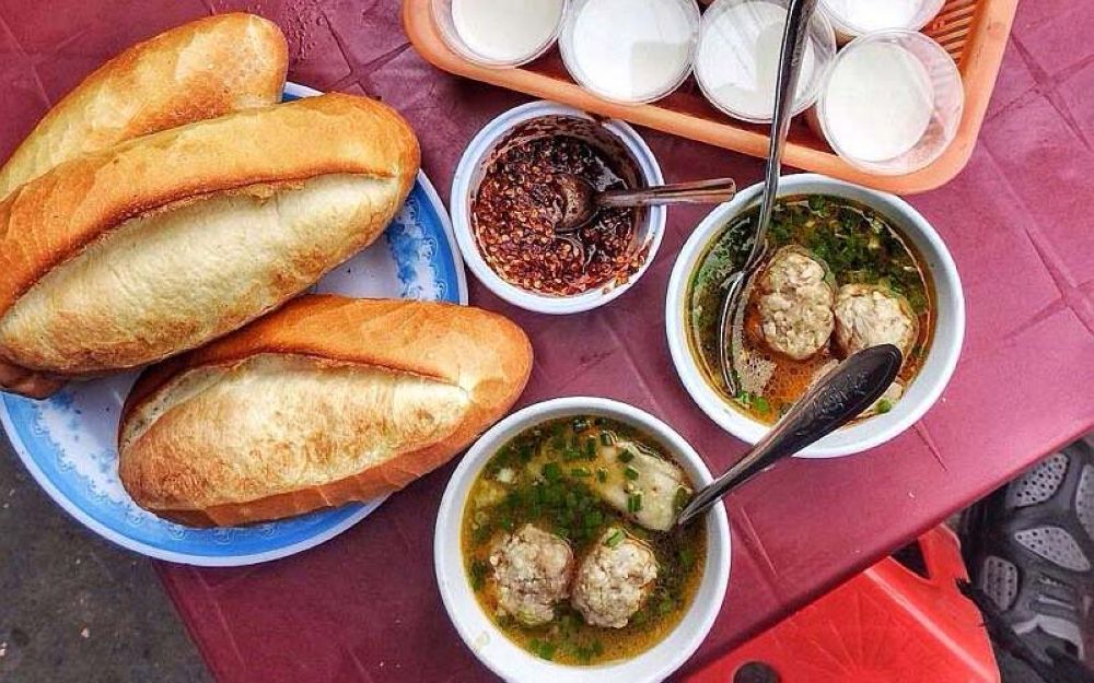 Bánh mì xíu mại là món ăn quen thuộc của nhiều du khách khi đặt chân đến Đà Lạt